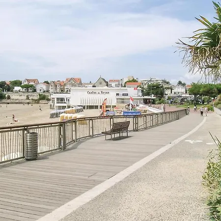Stunning In St. Palais Sur Mer W/ 2 Bedrooms Hébergement de vacances Saint-Palais-sur-Mer